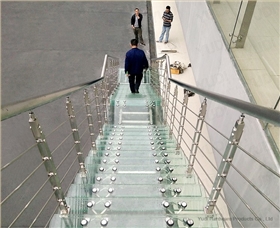 楼梯在安装好后，工作人员都会亲自测试楼梯的安全性、稳固性、及使用的舒适性等