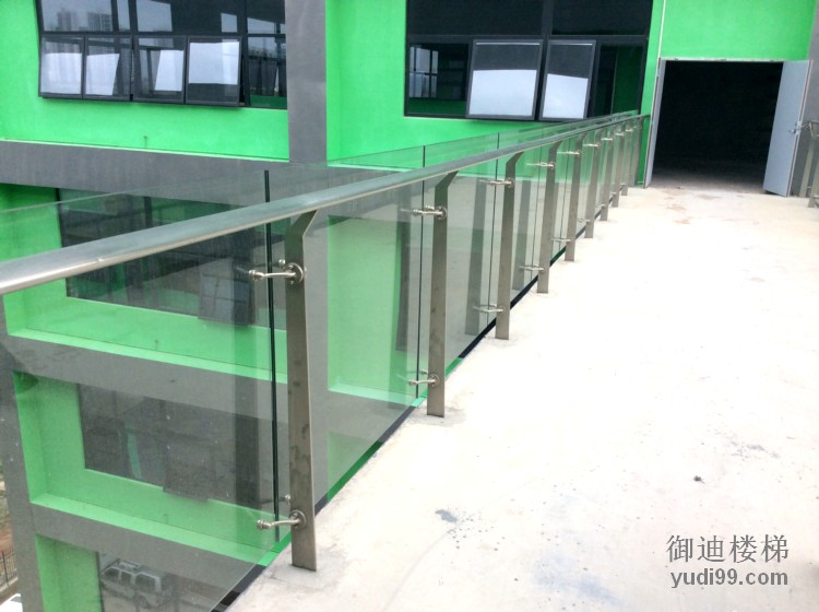 深圳德塔防爆电动汽车有限公司—不锈钢玻璃护栏