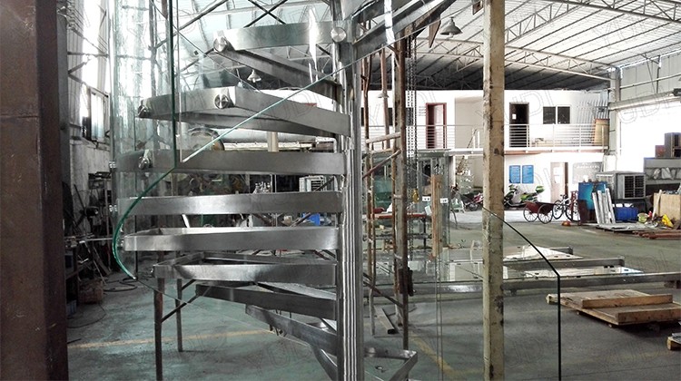 不锈钢玻璃旋转楼梯—车间试装案例