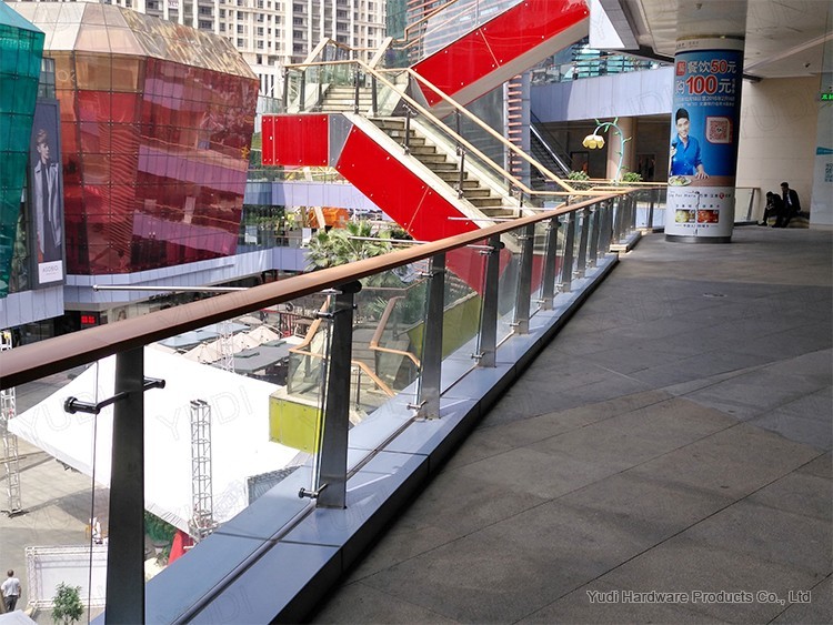 御迪铝扶手不锈钢立柱钢化玻璃护栏案例11