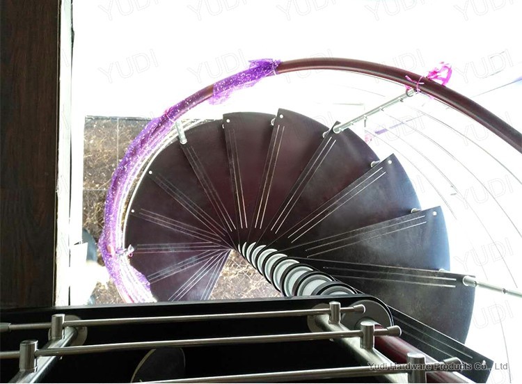 御迪橡胶木踏板碳钢旋转楼梯案例